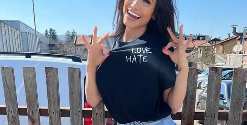 Алекс от "Ергенът" пет години излизала с женен мъж