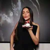 Алисия с мини торта за ЧРД