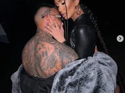 Атижа гушна татуиран мачо