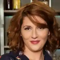 Божана си изправя зъбите