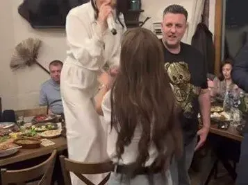 Чалгата полудя: Първи СНИМКИ от купона за ЧРД на Емилия