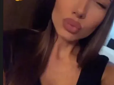 DAMN! Щерката на Фънки кърти по бански (HOT СНИМКИ)