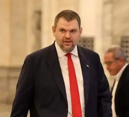 Делян Пеевски, лидер на ДПС и ПГ на ДПС-НОВО НАЧАЛО: Министърът на младежта и спорта незабавно да уволни ръководството на тотализатора за гафа! Парите, които хората дават за спорта, трябва да отиват в спорта, а не по джобовете на схемаджии