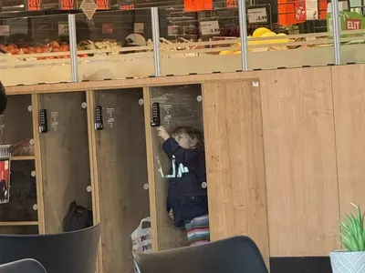 Дете в чекмедже: Снимка подпали мрежата