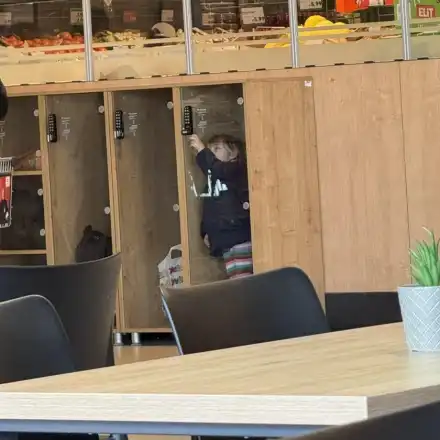 Дете в чекмедже: Снимка подпали мрежата