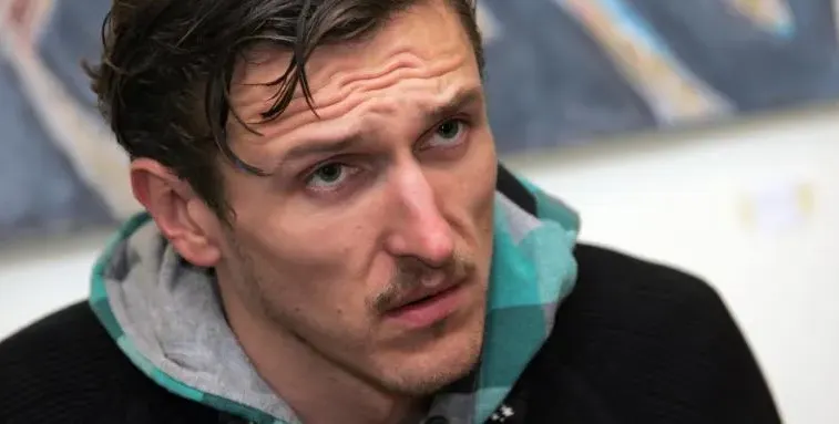 Димо Алексиев на колене: Моля ви, дайте някой лев, имам три деца...