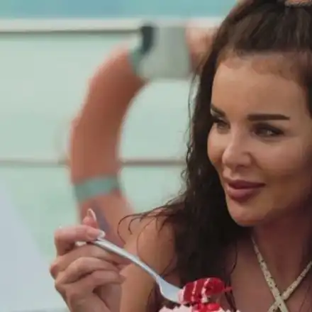 Душичка?! Вижте как Мартина от „Ергенът“ ХУЛИ И РУГАЕ по Емануела и Даниела