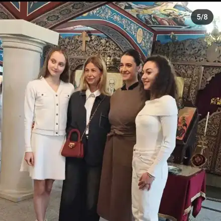 Две от новите златни момичета се кръстиха