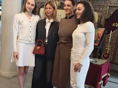 Две от новите златни момичета се кръстиха