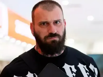 Емил Каменов си хвана гадже (Папарашка снимка)