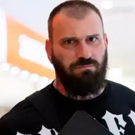 Емил Каменов си хвана гадже (Папарашка снимка)