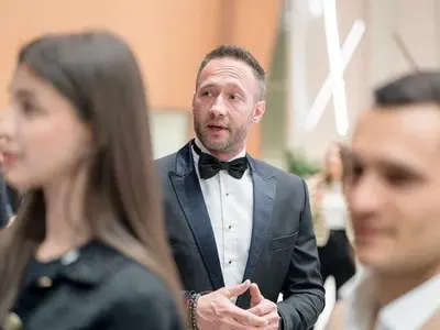 Ергенът Виктор се натиска със звезда от минал сезон СНИМКИ