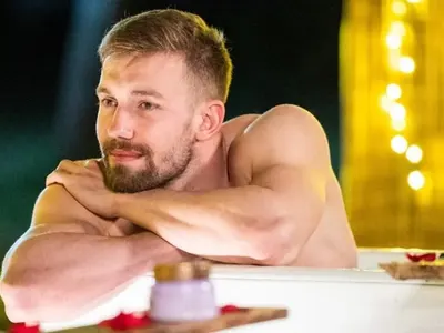 Ергенът Виктор си пада само по мъже, богат любовник му купил кола