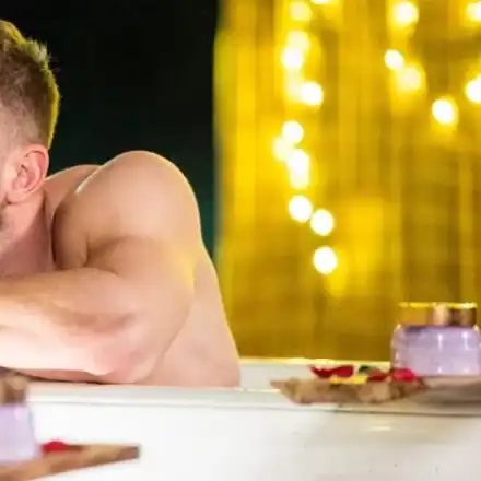 Ергенът Виктор си пада само по мъже, богат любовник му купил кола