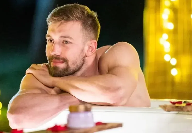 Ергенът Виктор си пада само по мъже, богат любовник му купил кола