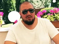 Фалиралият баровец Християн Гущеров преспал с 8 чалга певици