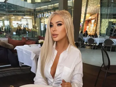 Фенове смляха Андреа: Като се правиш на по-млада и хубава, гледай да не си "режеш и чупиш" пръстите на снимките! (тя не смогва да трие)