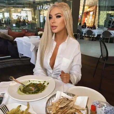 Фенове смляха Андреа: Като се правиш на по-млада и хубава, гледай да не си "режеш и чупиш" пръстите на снимките! (тя не смогва да трие)