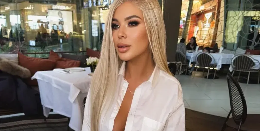 Фенове смляха Андреа: Като се правиш на по-млада и хубава, гледай да не си "режеш и чупиш" пръстите на снимките! (тя не смогва да трие)