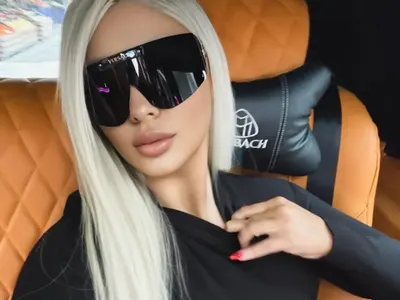 Фенове смляха Андреа: Като се правиш на по-млада и хубава, гледай да не си "режеш и чупиш" пръстите на снимките! (тя не смогва да трие)