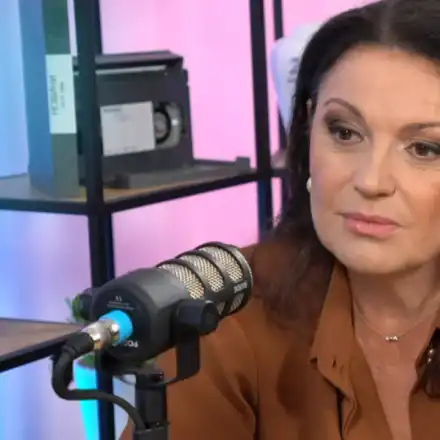 ГАФ В ЕФИР!! Емисията тръгва по-рано, Ани Салич на микрофона: Махни го това, че ц*ците са ми излезли навън! (вдигна рейтинга на Нова - ВИЖ ТУК)