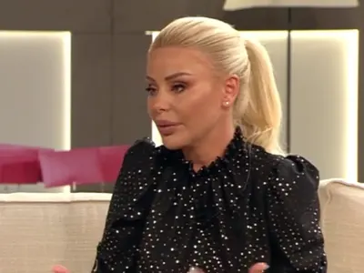 Гущерова чати по телефона, докато си вози детето (Папарашка снимка)