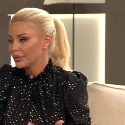 Гущерова чати по телефона, докато си вози детето (Папарашка снимка)