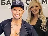 Хвана го за шлифера! Натали Трифонова наду корема от Мартин Чой