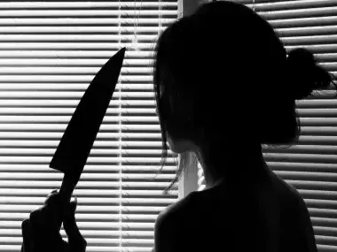 Жена сомнамбул закла мъжа си, докато спи, съдът я оправда