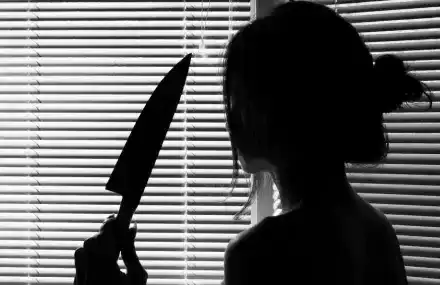 Жена сомнамбул закла мъжа си, докато спи, съдът я оправда