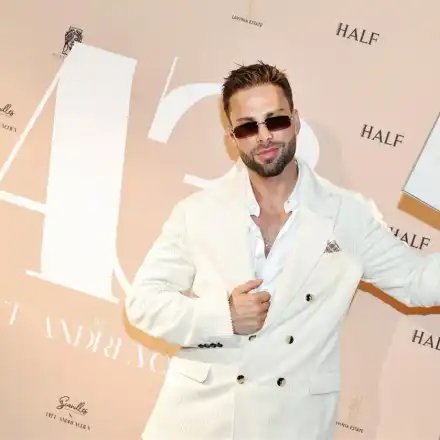 Книгата “АЗ” - моден шедьовър от Pitt Andreychev Снимки