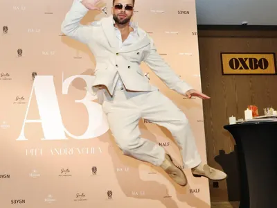 Книгата “АЗ” - моден шедьовър от Pitt Andreychev Снимки