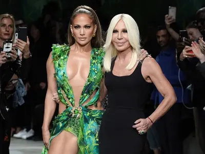 Краят на една ера. Донатела напусна модна къща Versace