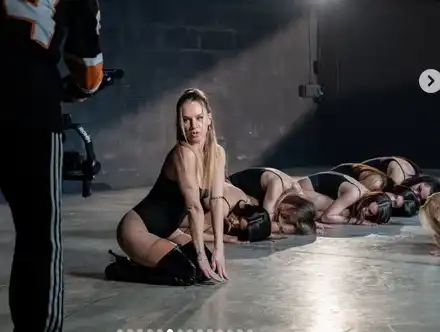 Лора Караджова е супер секси и на 42 (Горещи снимки)