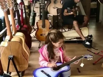 ЛУДНАХА: Дони и Нети „тормозят“ 13-годишната си дъщеря със „Зоната“! (Лилия теглила храната и свалила 15 кг – ВИЖ ТУК)