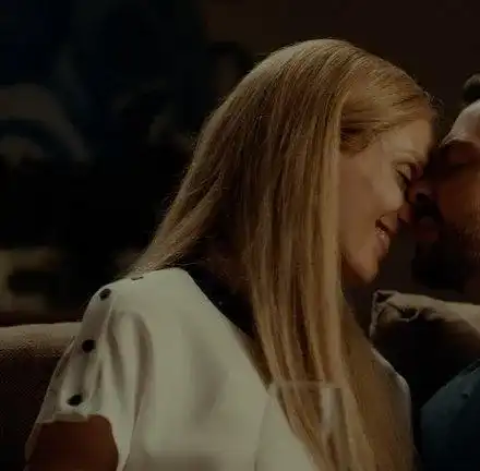 Луиза се целува с мъжа на приятелка