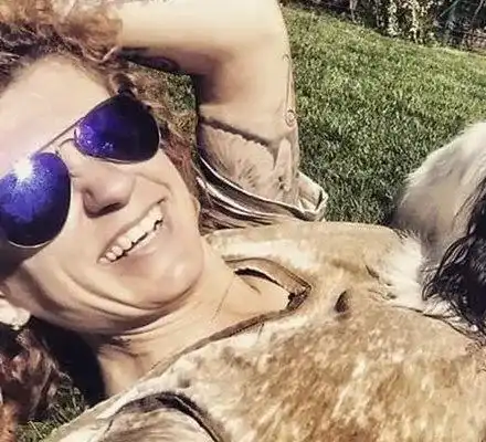 Люси Дяковска осинови куче