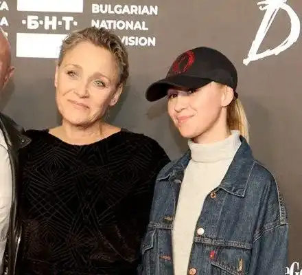 Мария Бакалова засенчи звездите на премиерата на "Те, вълните"