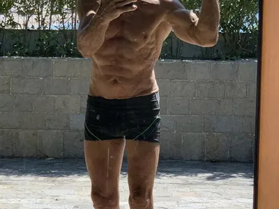 МАШИНА: Митко Пайнера тренира с дъската на Чък Норис  (СНИМКИ)