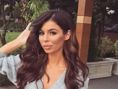 Мегз лъсна в садо-мазо клипове! Обожава да я разхождат на каишка и да лае като куче