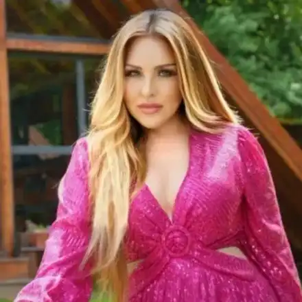 МИЖАВ ИНТЕРЕС: Рени отложи концерта си в НДК, продала само 700 билета