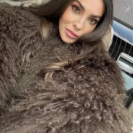 Мис България с кожух на мечка