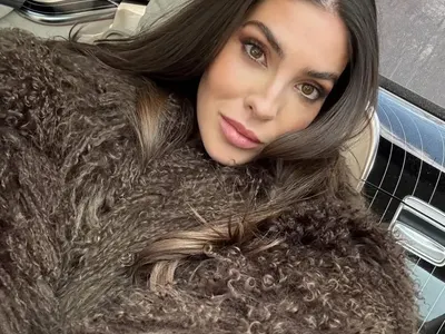 Мис България с кожух на мечка