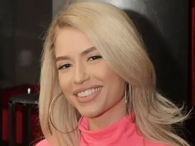 Мис Пиги! Тита ще се пръсне. Певицата носи незаконното бебе на Калоян?