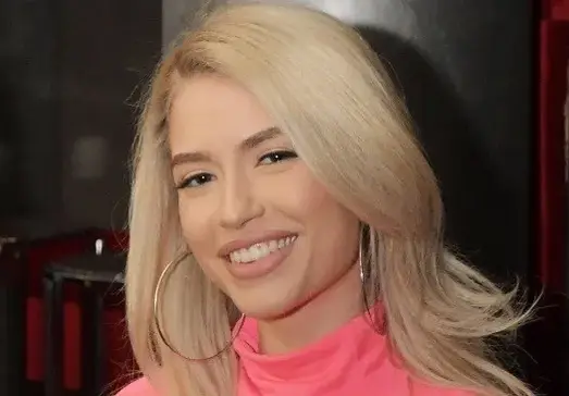 Мис Пиги! Тита ще се пръсне. Певицата носи незаконното бебе на Калоян?