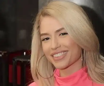 Мис Пиги! Тита ще се пръсне. Певицата носи незаконното бебе на Калоян?