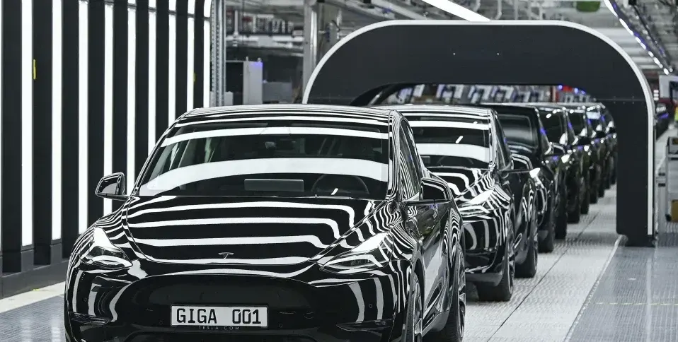 Множество взривни устройства са намерени в представителство на Tesla в Тексас
