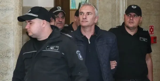 Морал до поискване: Кеш, имоти, джипове – за какво му е на деребея имунитет?