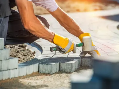 Най-разпространените материали за настилка в двора