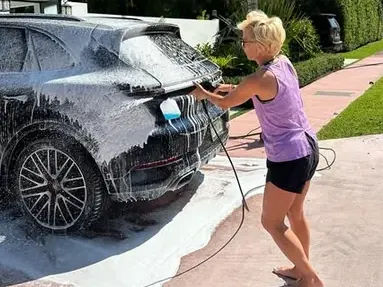 Нана мие кола за 200 000 долара (Снимки)